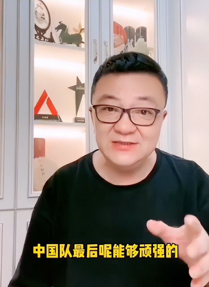 此时;访客不再只是段奕宏饰演的角色,我们也成了这个房子的访客,在黑暗的夜里,在阴沉的角落,在诡异的童谣中,循着点滴线索去发现他们的另一面,拨开重重的迷雾